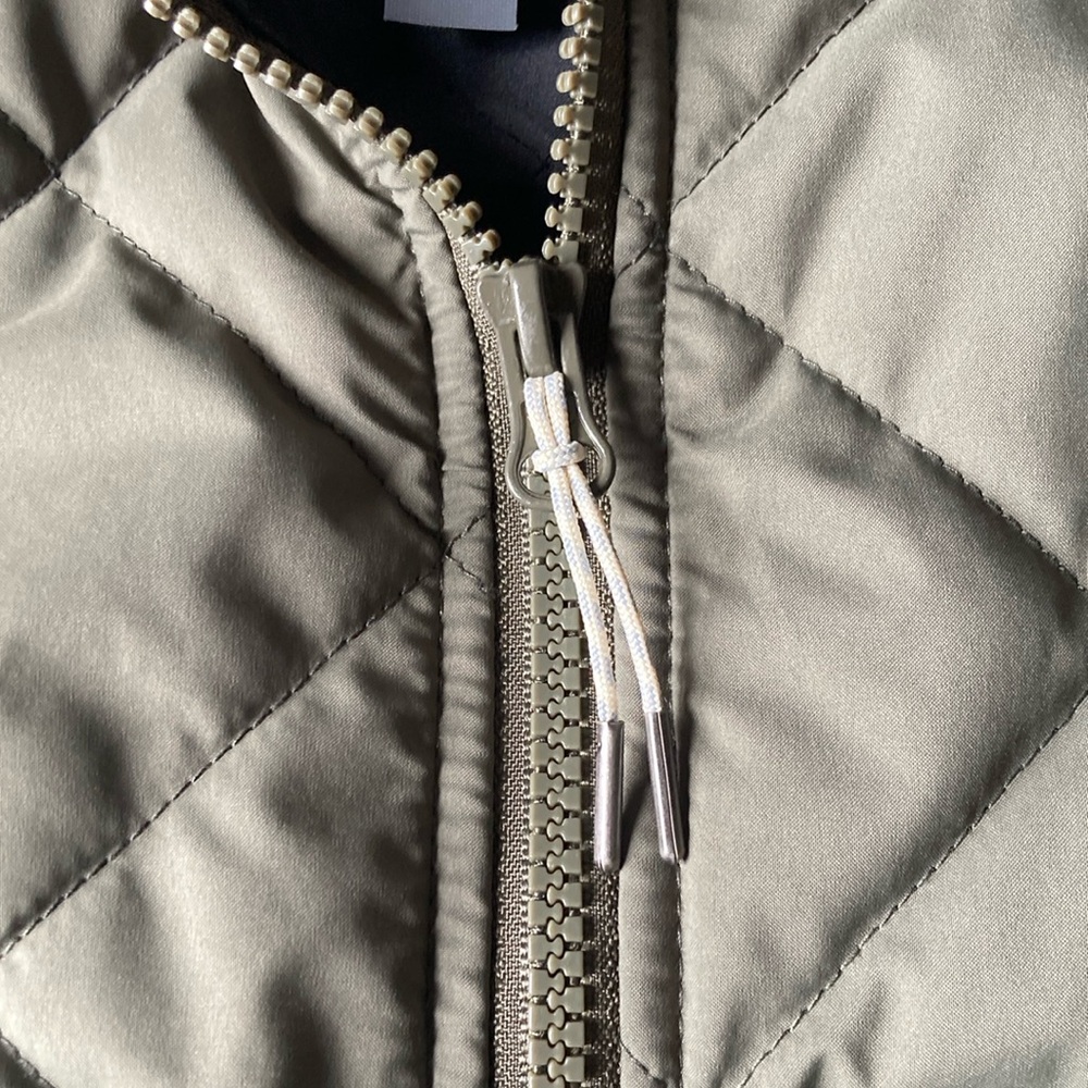 Vuori bomber jacket. Size small. Olive Green Quilted and no longer made - Picture 4 of 9